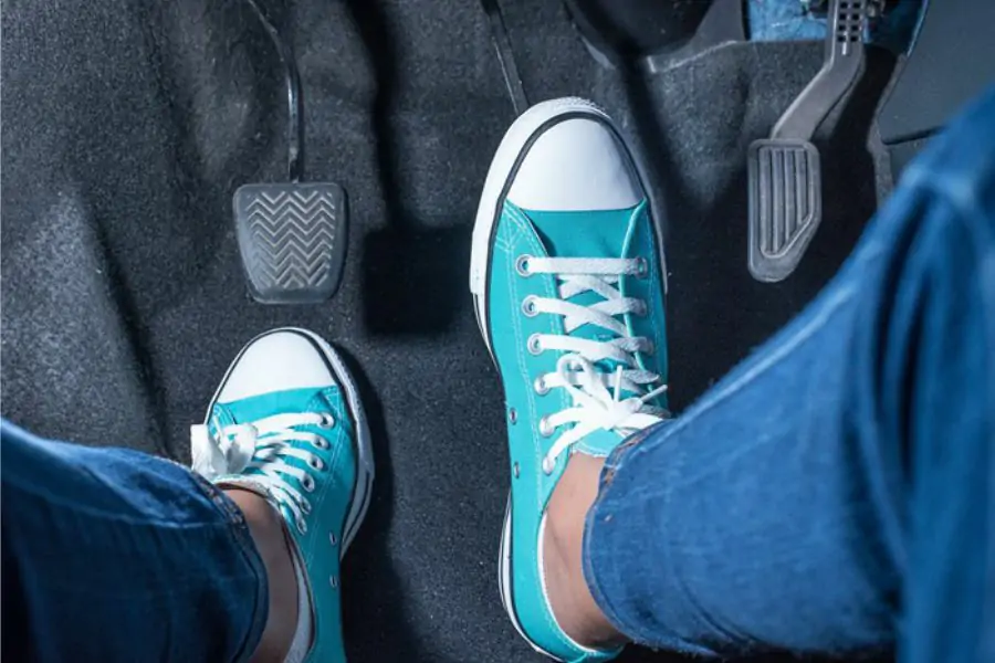 Qual � a dist�ncia de percep��o, rea��o e frenagem?