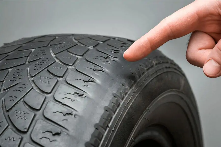 O que causa o desalinhamento de dire��o?