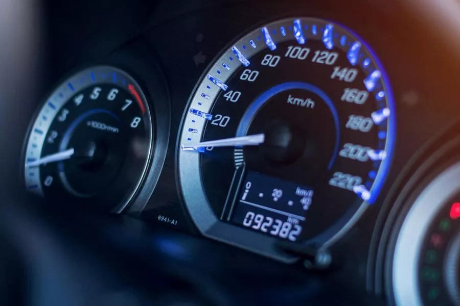O que considerar ao comprar um carro usado? Idade ou quilometragem?