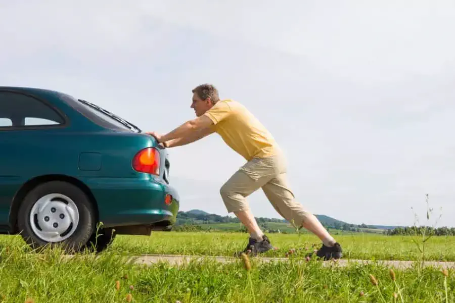 Por que n�o � boa pr�tica empurrar um carro que n�o pega por falta de bateria