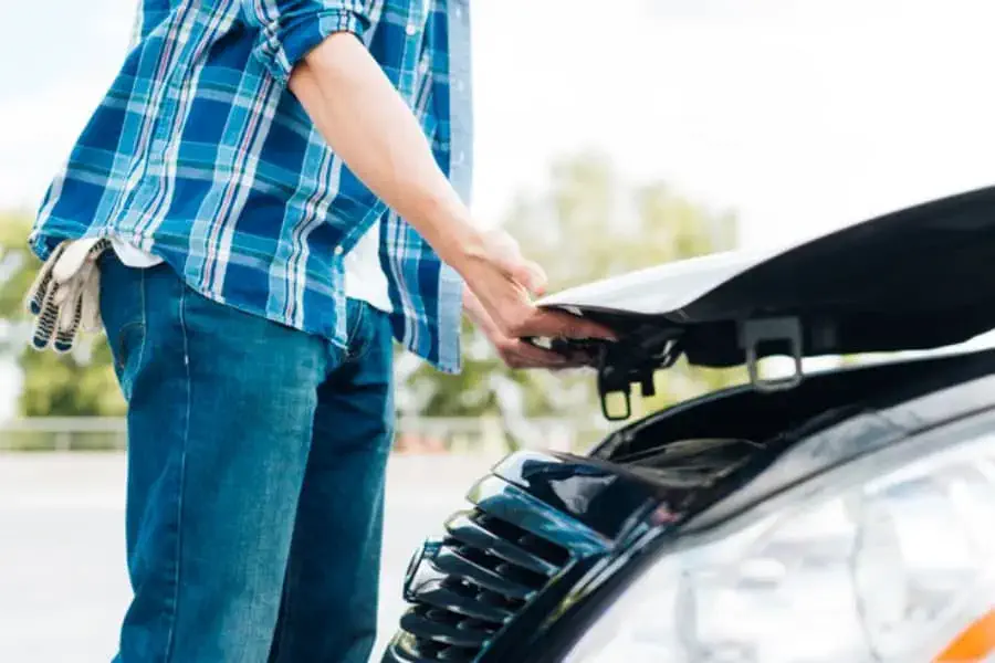 A import�ncia de dedicar uma hora por m�s ao seu carro: evitar� avarias e poupar� dinheiro