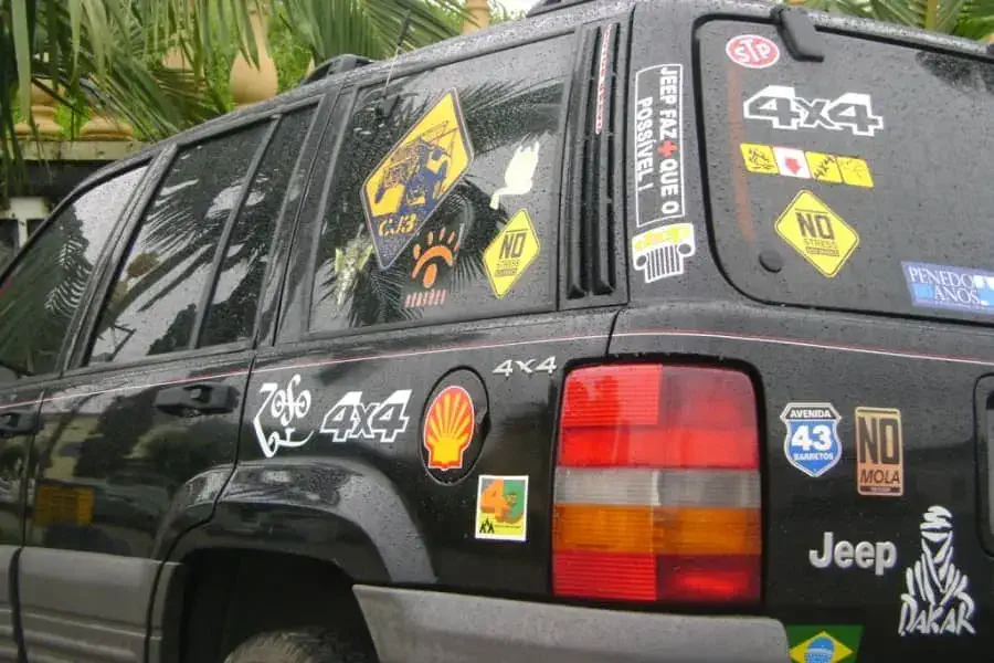 Dica caseira para remover adesivos do seu carro
