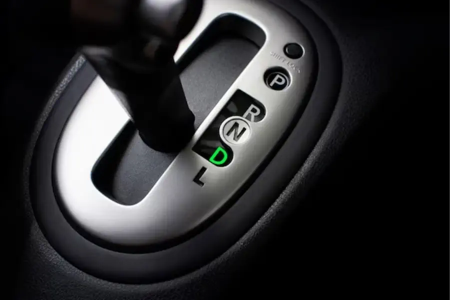 Por quê meu carro vibra quando estou parado com a marcha no Drive?