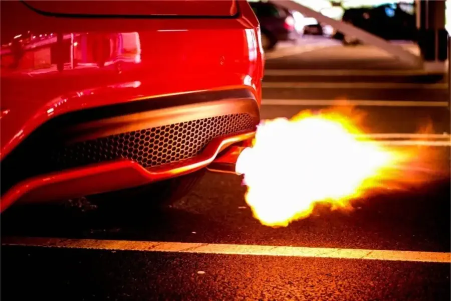 Backfire em carros antigos: causas e diferenças para os modernos