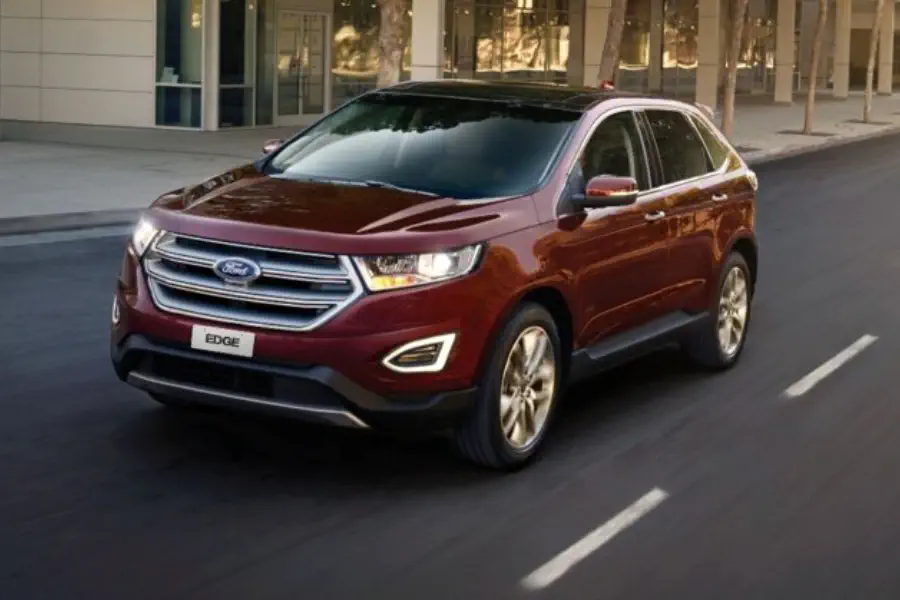 Ford Edge 2017 branco em uma paisagem montanhosa, mostrando seu porte imponente.