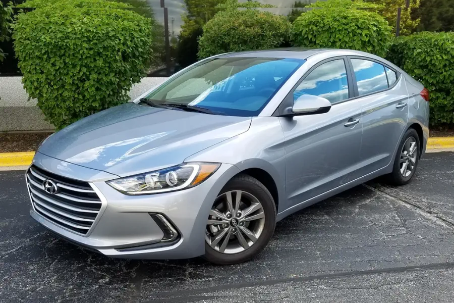 Hyundai Elantra 2017 azul em um estacionamento, exibindo seu design arrojado.