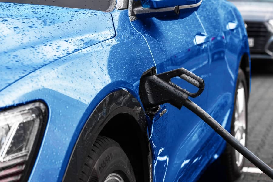 É seguro carregar um carro elétrico debaixo de chuva? | Auto Center São Cristóvão | Silva Jardim - Casimiro de Abreu É seguro carregar um carro elétrico debaixo de chuva? | Auto Center São Cristóvão | Silva Jardim - Casimiro de Abreu
