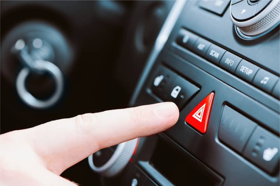 Quando eu devo (ou não devo) utilizar as luzes de emergência (ou pisca-alerta) | Auto Center São Cristóvão | Silva Jardim - Casimiro de Abreu